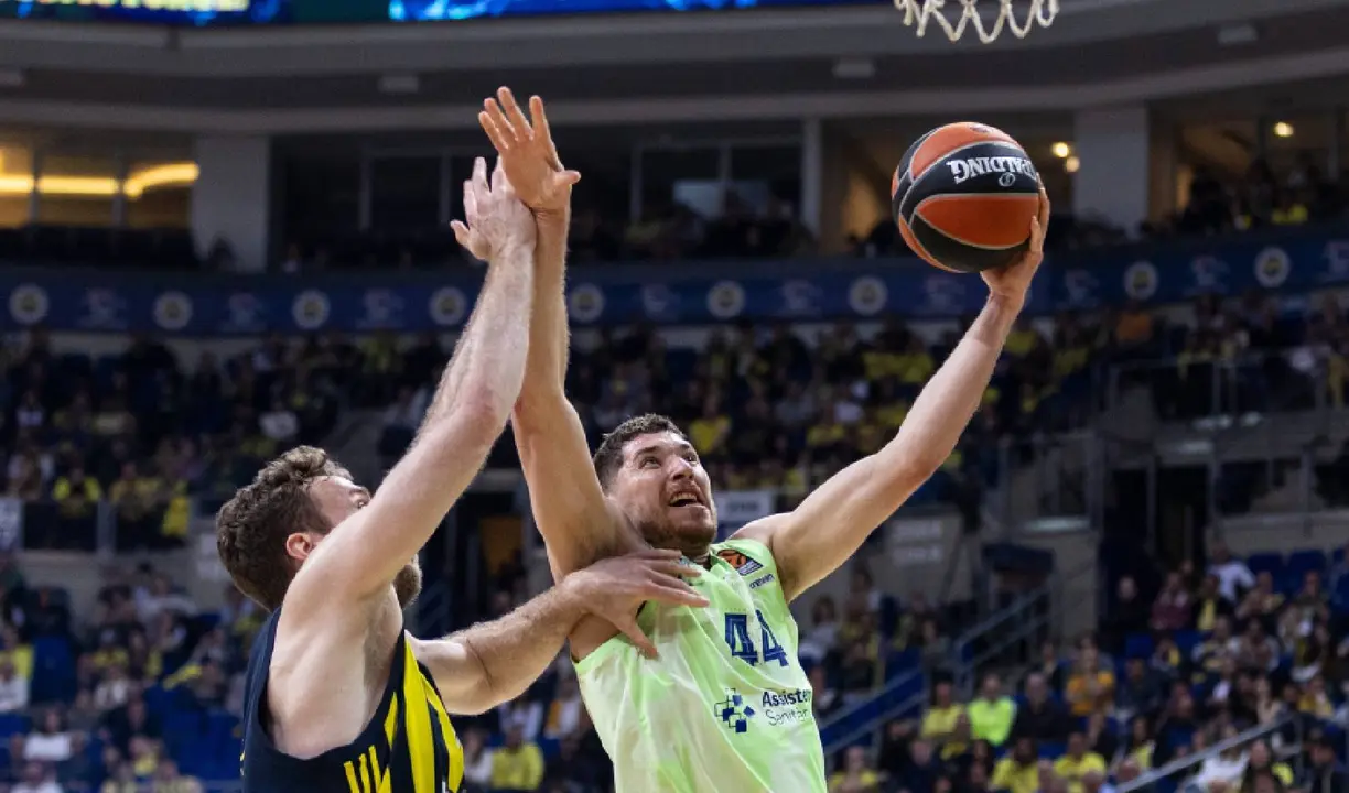 Joel Parra, jugador del Bar&ccedil;a, en plena acci&oacute;n de ataque. /  @bar&ccedil;abasket