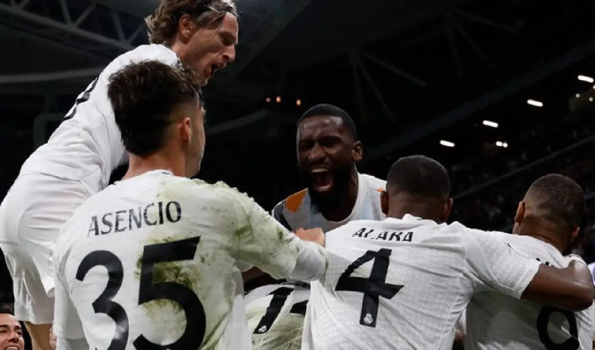 Los futbolistas del Real Madrid en plena celebraci&oacute;n de un gol. /  @realmadriden
