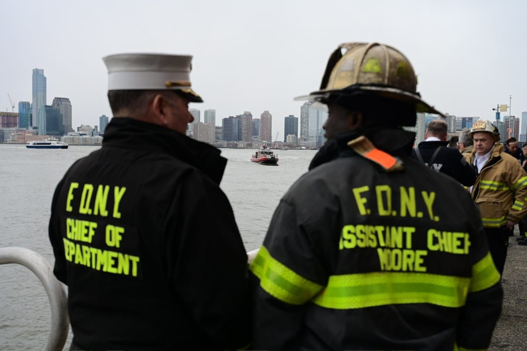Bomberos en el r&iacute;o Hudson de Nueva York. / @NYFD
