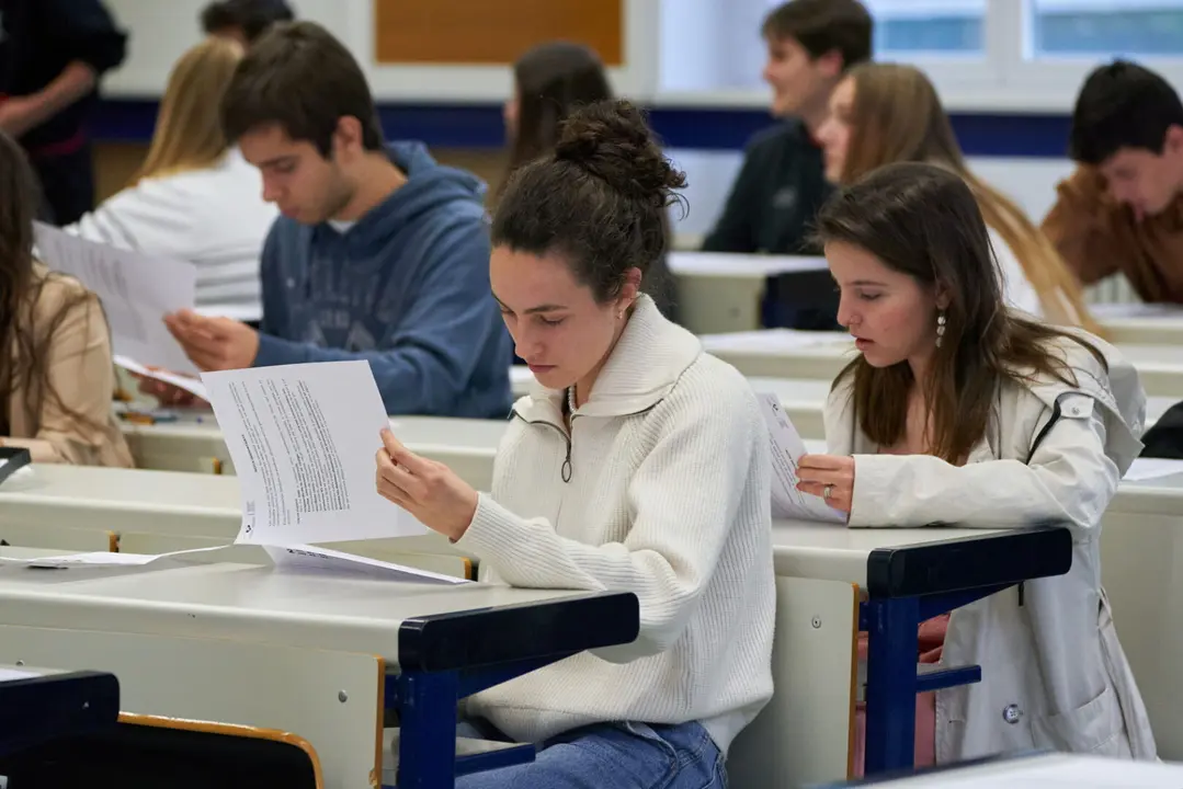 Estudiantes universitarios. / RR. SS.