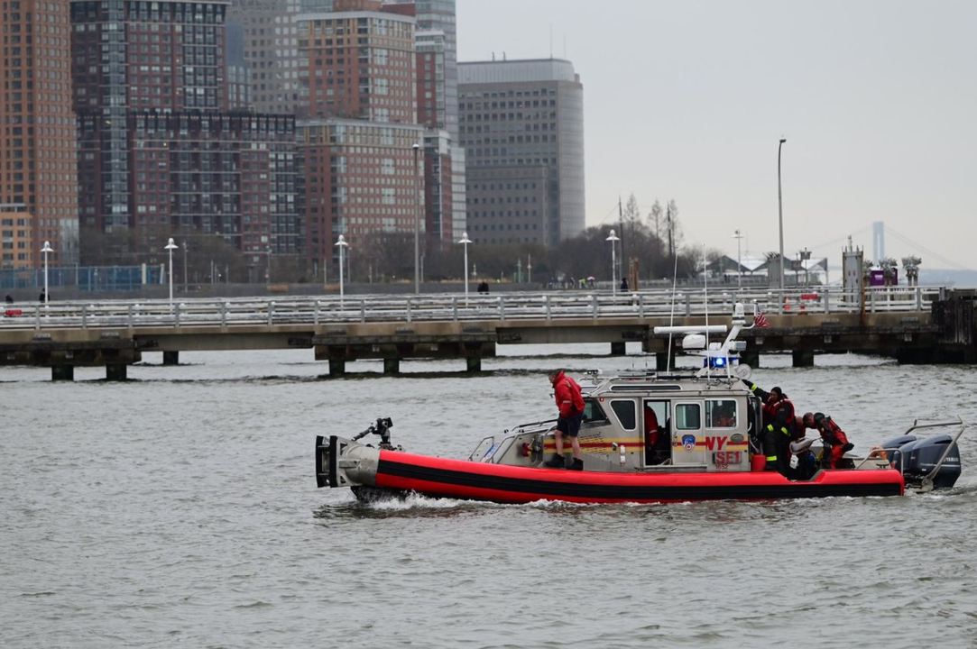 Bomberos de Nueva York en el r&iacute;o Hudson. / @FDNY