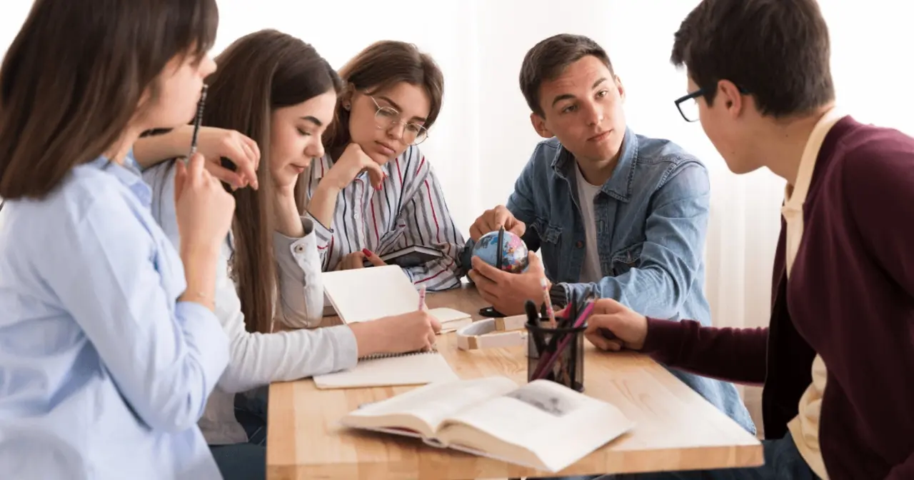 Un grupo estudiando. / RR SS.