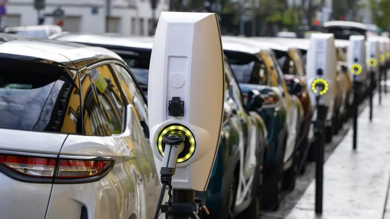 Coches el&eacute;ctricos conectados a los puntos de recarga. / RR. SS.