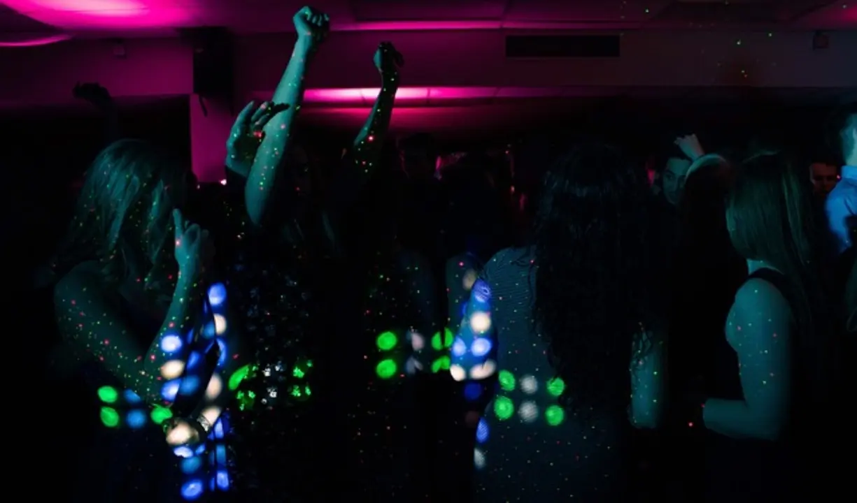Un grupo de personas bailando. / Pixabay.