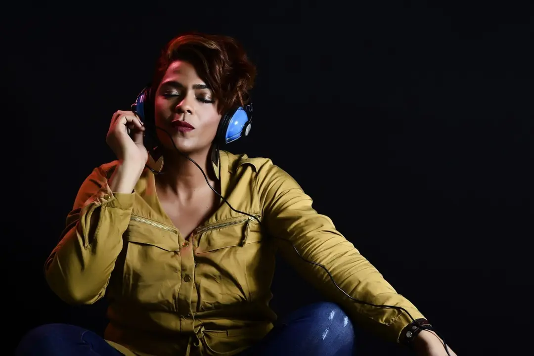 Una mujer escuchando m&uacute;sica. / Pixabay.