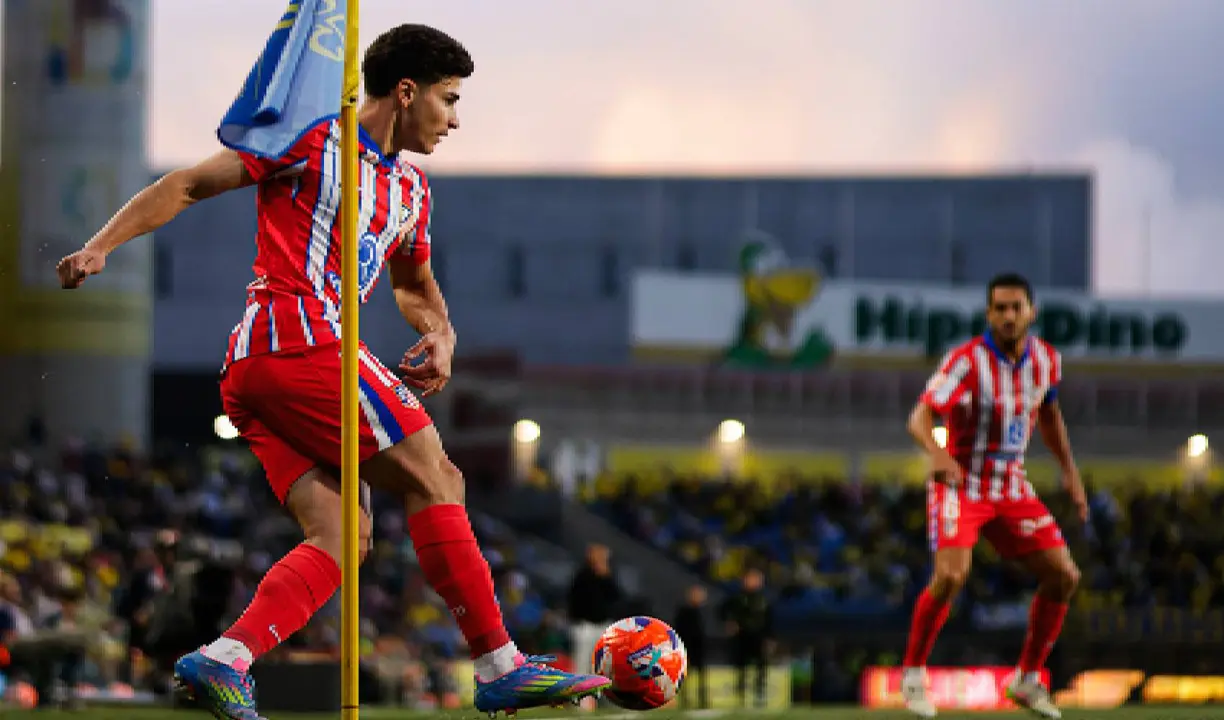 Juli&aacute;n Alvarez, en plena acci&oacute;n del partido entre la UD Las Palmas y el Atl&eacute;tico de Madrid. /  @atleti