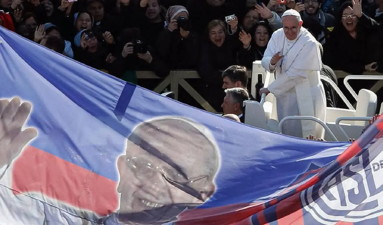 Francisco I saludando a los aficionados de San Lorenzo de Almagro. /   @sanlorenzo