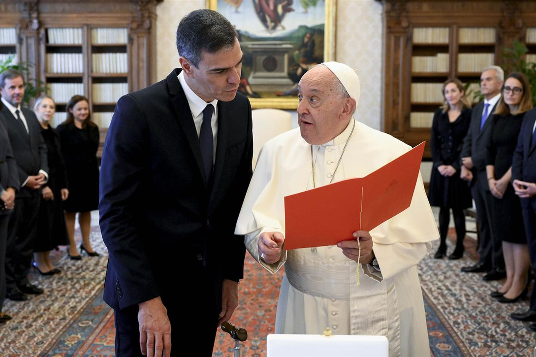 Pedro S&aacute;nchez, presidente del Gobierno y el Papa Francisco en el Vaticano. / La Moncloa