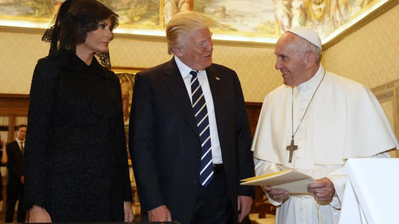 La primera dama de EE UU, Melania Trump, el presidente estadounidense Donald Trump y el Papa Francisco. / White House