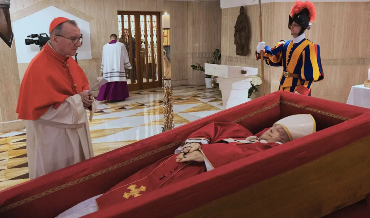 El Papa yace en un ata&uacute;d de madera, en la Capilla de Santa Marta, donde resid&iacute;a. / RR SS.