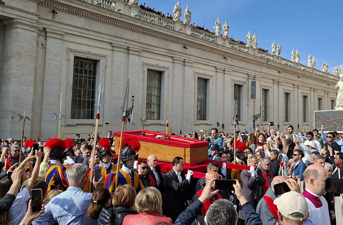 Los restos del Papa Francisco en procesi&oacute;n. / Cruz croce-Wikimedia Commons