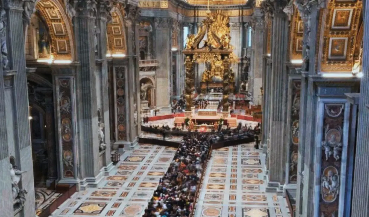 Miles de fieles se acercan a la capilla ardiente del Papa Francisco para despedirse en la bas&iacute;lica de San Pedro. / @news_vaticano.