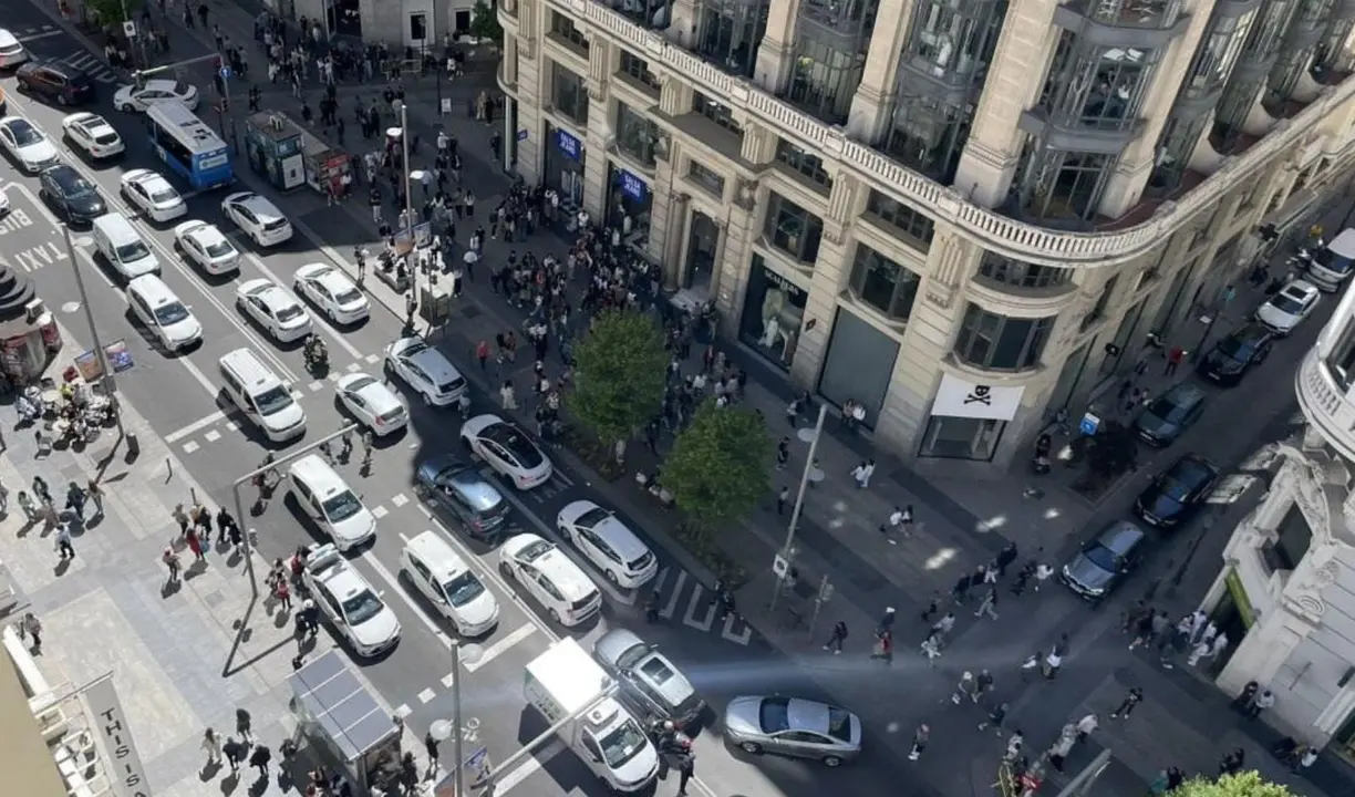 Personas salen a las calles ante el caos generado por la falta de luz. / X.