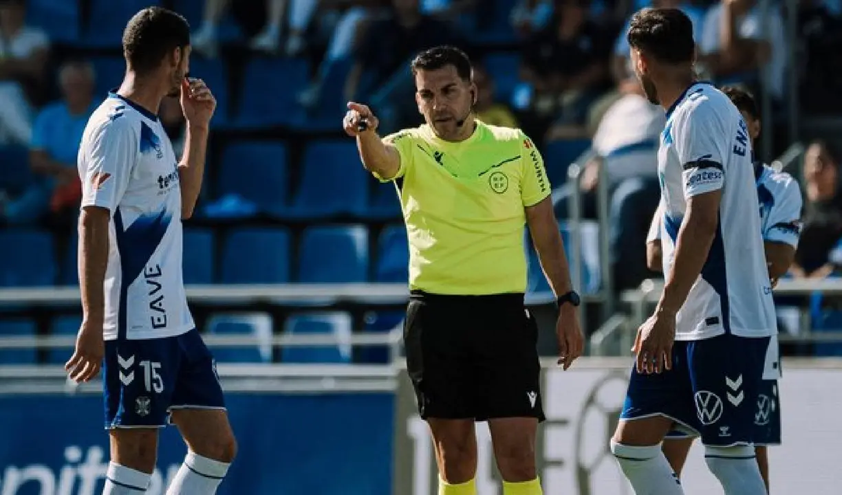 Una imagen del partido entre el Tenerife y el Eibar. /  @CDTOficial
