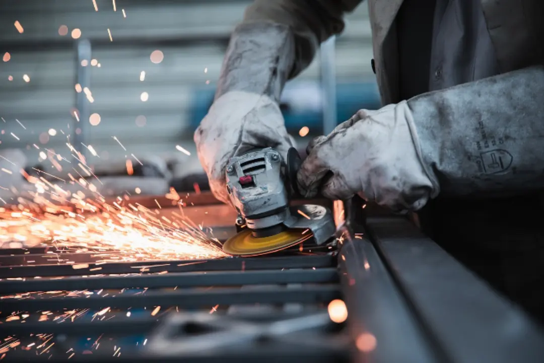 Un trabajador industrial. / Jannoni Vergall en Pixabay.