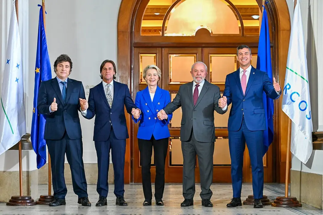 Javier Milei (Argentina), Luis Lacalle Pou (Uuguay), Ursula von der Leyen (UE), Luiz In&aacute;cio Lula da Silva (Brasil) y Santiago Pe&ntilde;a (Paraguay). / Uni&oacute;n Europea