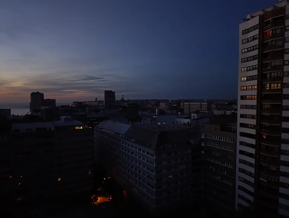 Instant&aacute;nea de una plaza de A Coru&ntilde;a en plena noche del apag&oacute;n, el pasado 28 de abril.