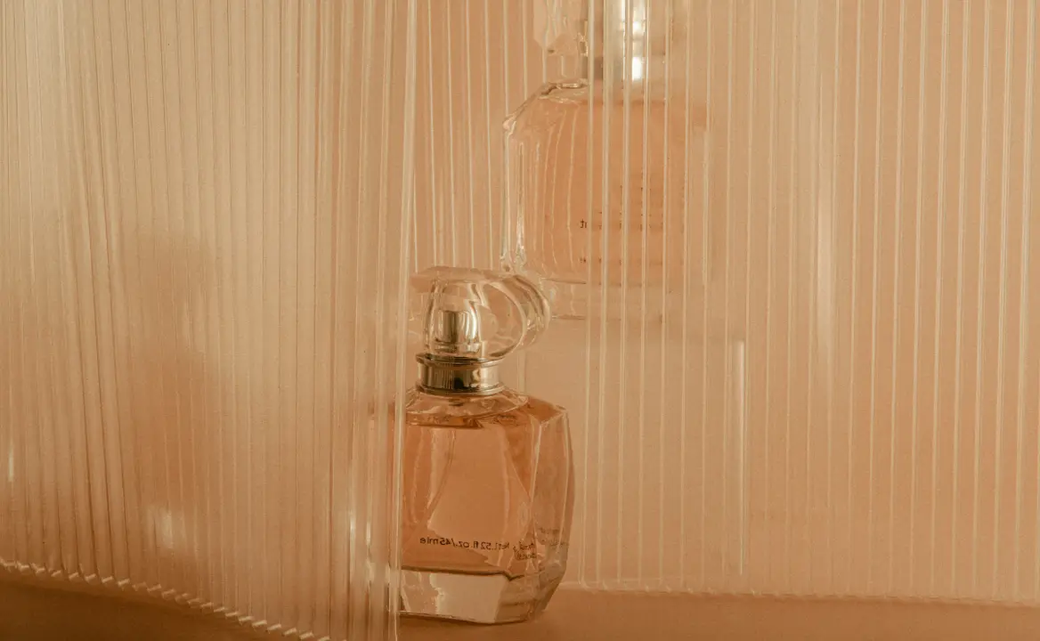 Perfume con fondo rugoso, escencia de cereza.