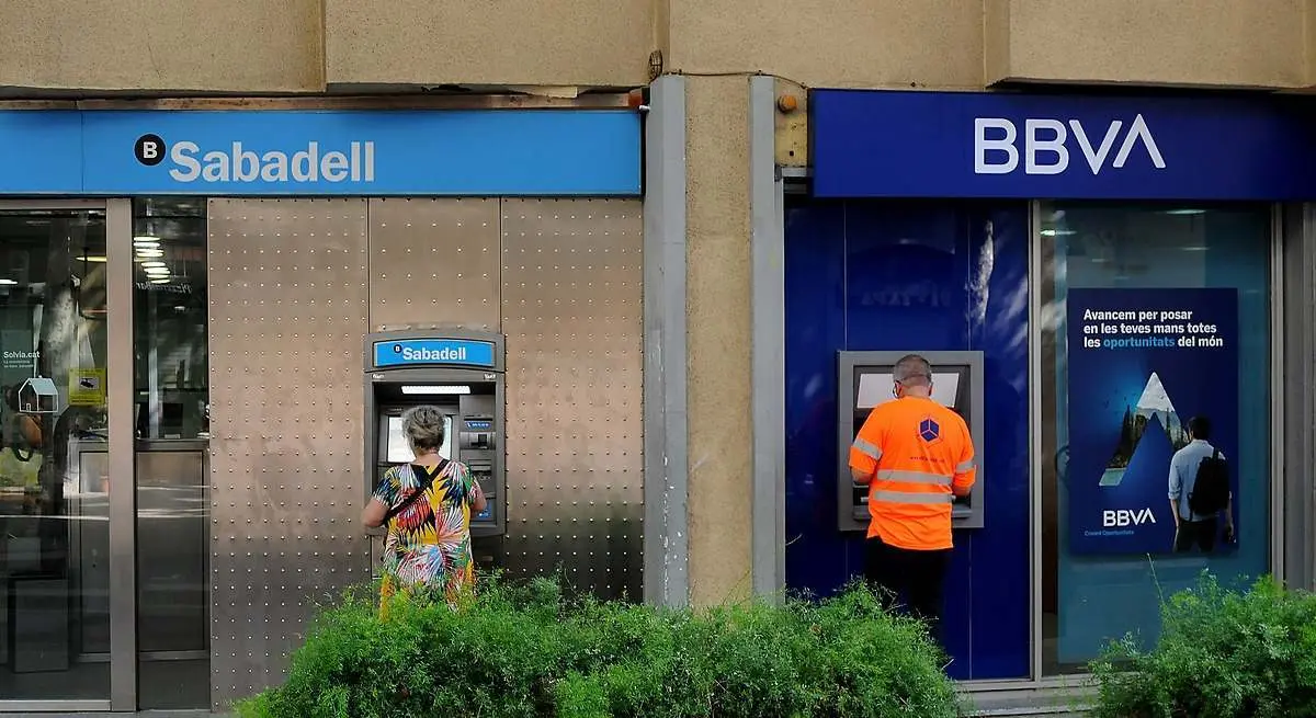 Oficinas de Sabadell y BBVA. / RR SS