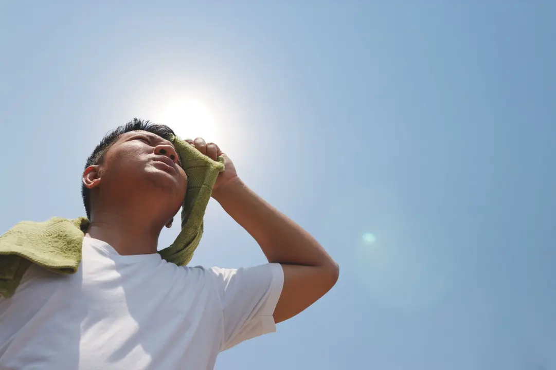 Un hombre con calor. / RR. SS.