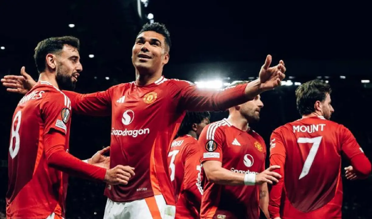 Casemiro y el resto de los jugadores del Manchester United celebrando el 2-1 sobre el Athletic. /  @manutd