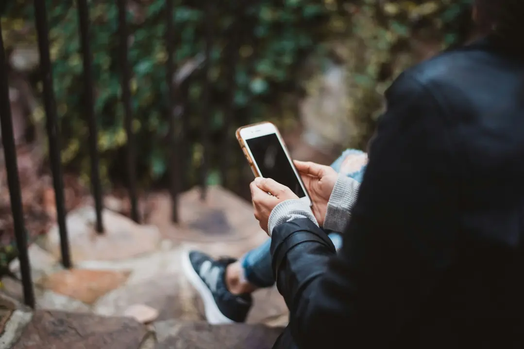 Una mujer con su m&oacute;vil. / Unsplash.