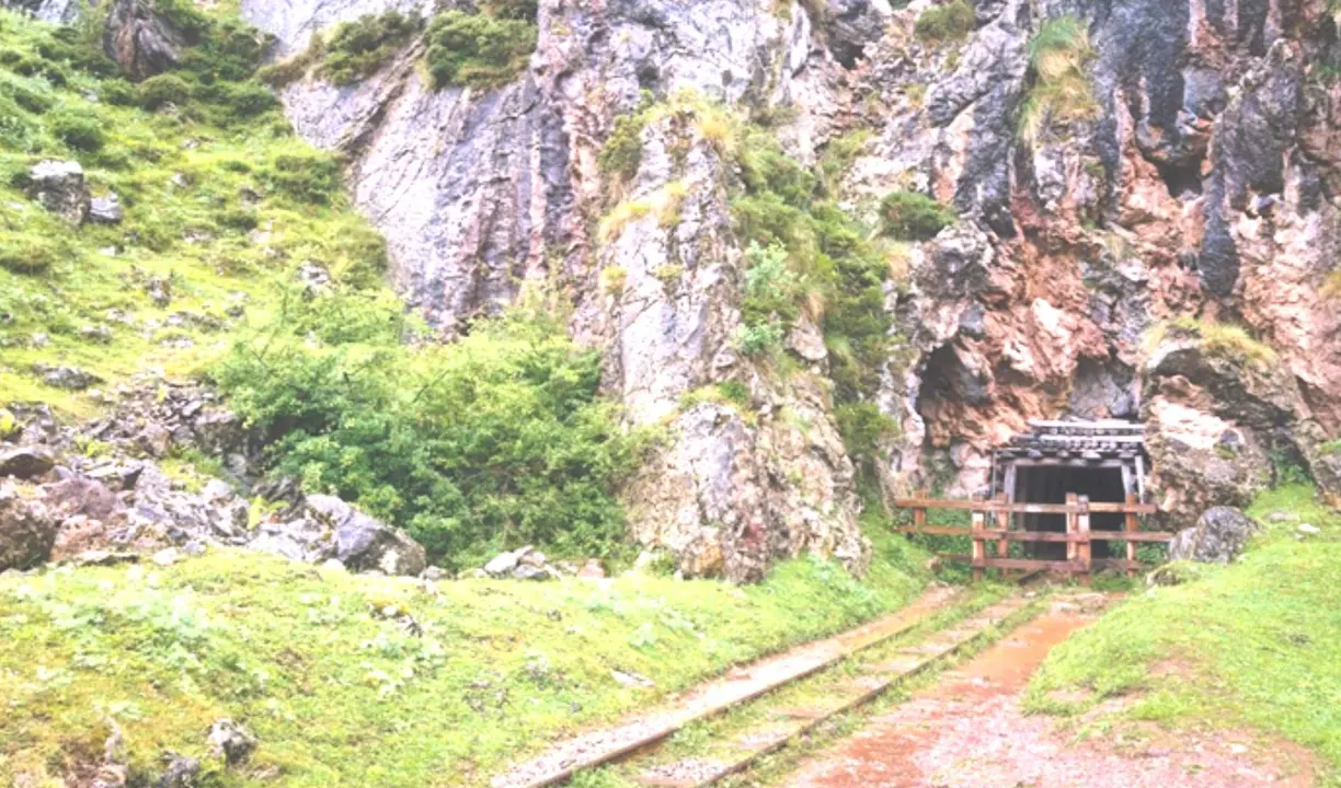 Entrada a la &ldquo;gu&iacute;a&rdquo; de una mina de monta&ntilde;a ─en el caso de la foto, ya abandonada─, muy similar a cualquiera de las que hube de visitar para el trabajo aqu&iacute; aludido. / Foto de Diktana, en Pixabay.