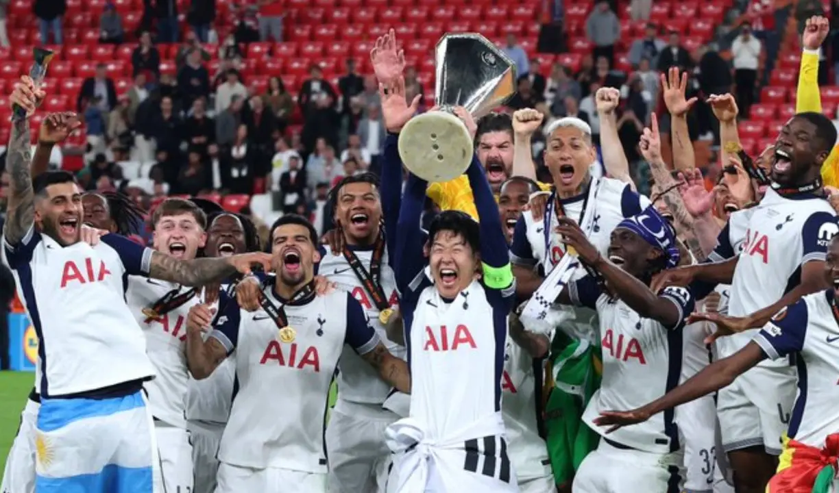 Los jugadores del Tottenham en plena celebraci&oacute;n del t&iacute;tulo de la Europa League. / @spurs_es