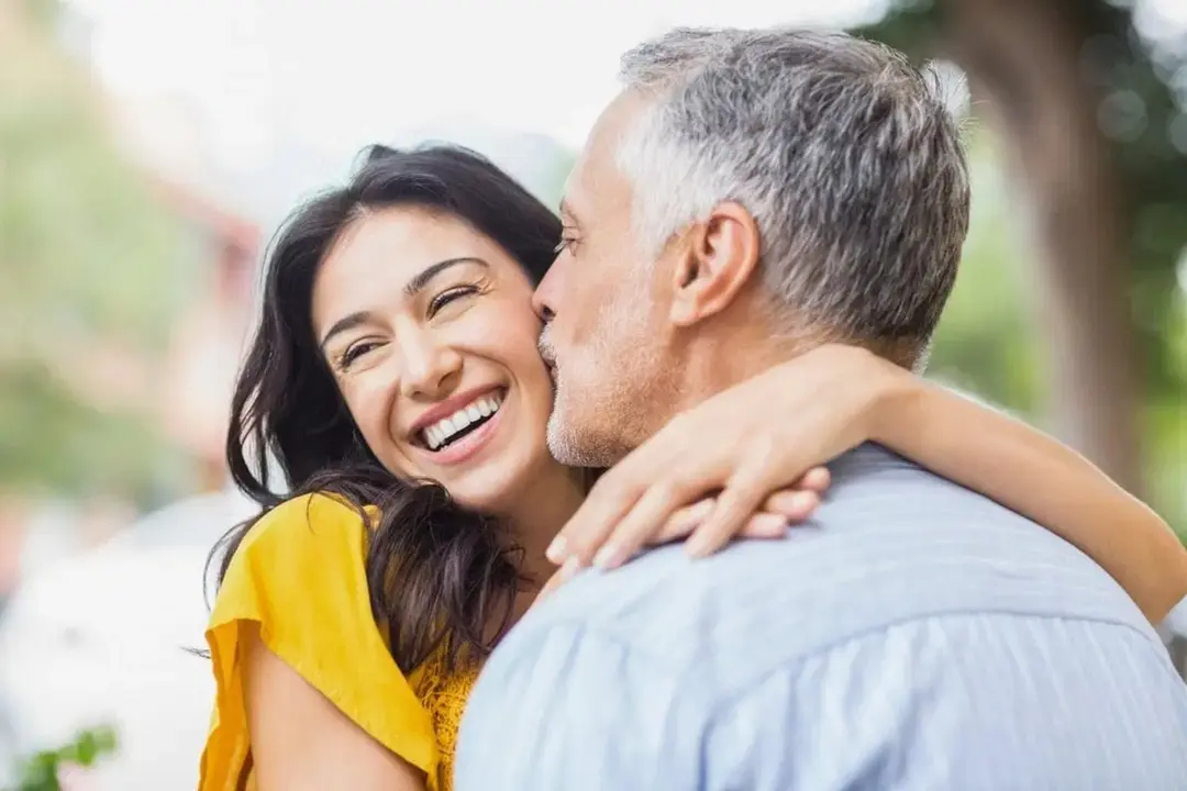 Una pareja con diferencia de edad. / RR. SS.
