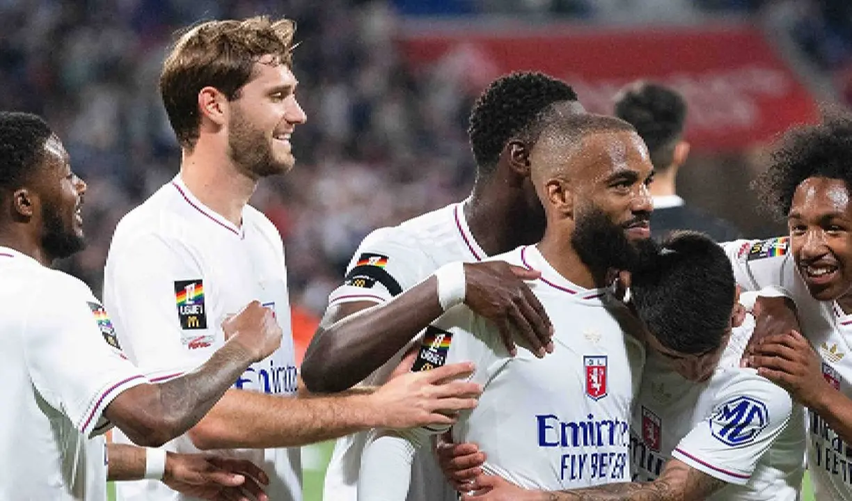 Los futbolistas del Lyon en plena celebraci&oacute;n de un gol. /  @ol