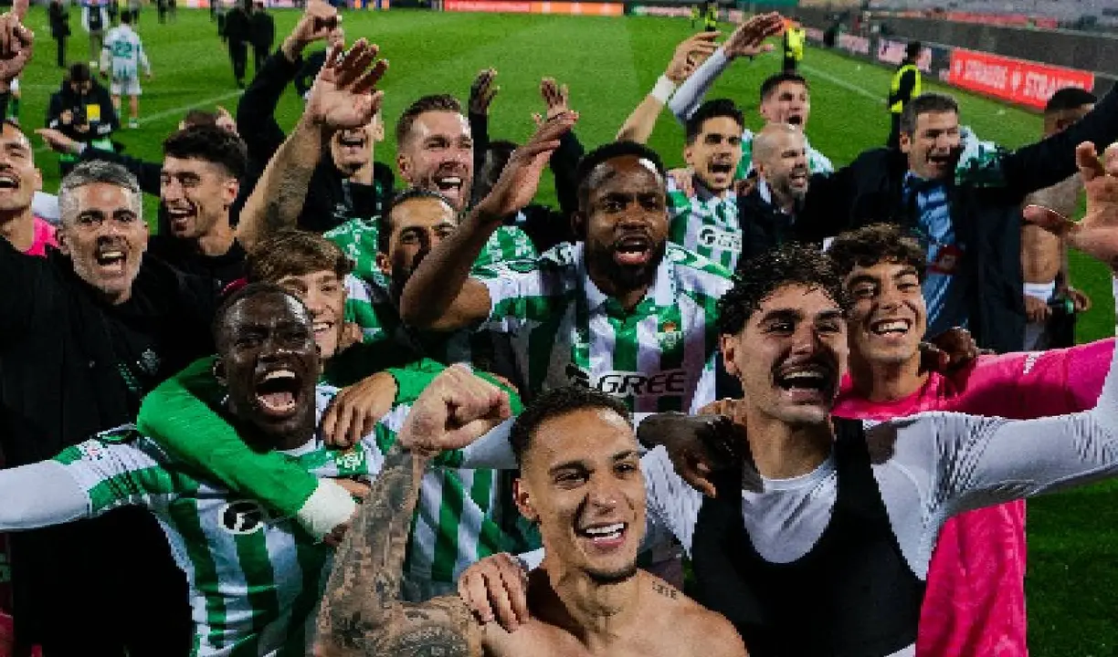 Los jugadores del Betis celebrando su pase a la final de la Conference League. /   @realbetis