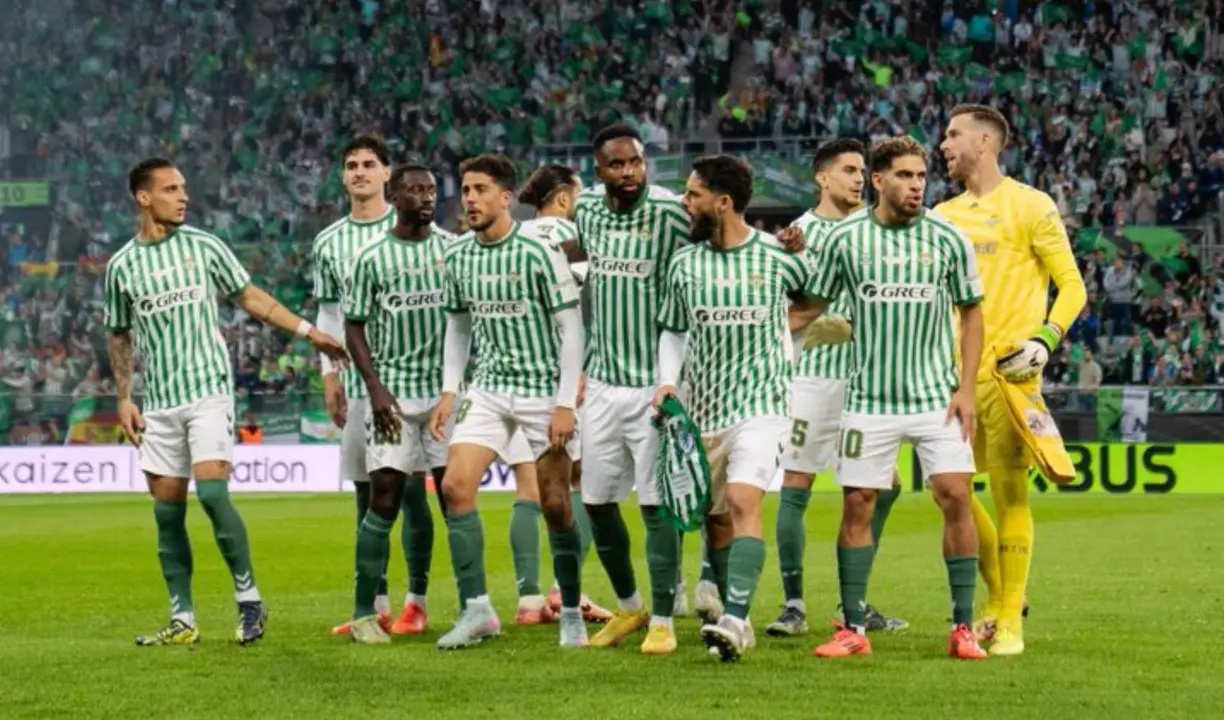 Los futbolistas del Real Betis tras la derrota en la final de la Conference League. /     @realbetis