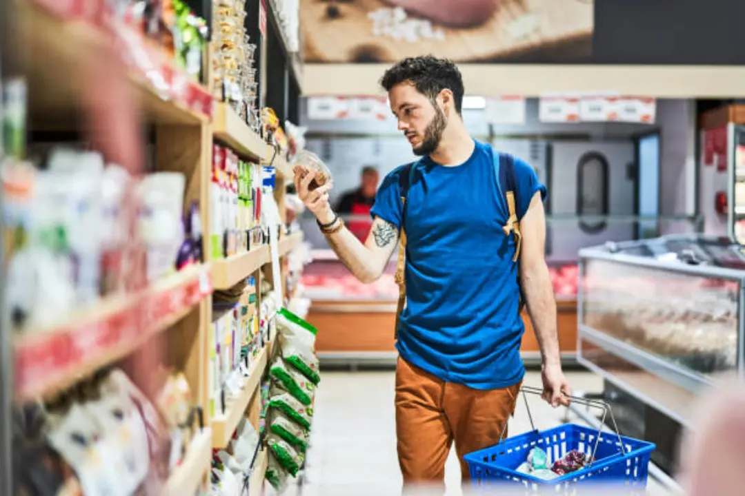 Un joven en un supermercado. / iStock.