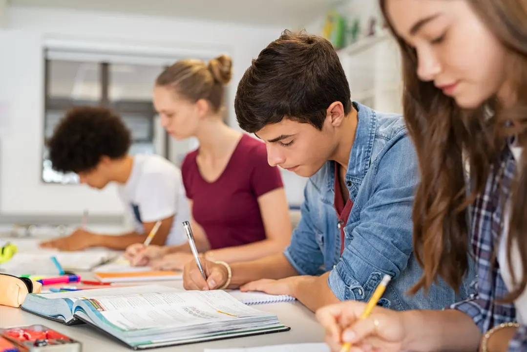 J&oacute;venes estudiando. / RR. SS.