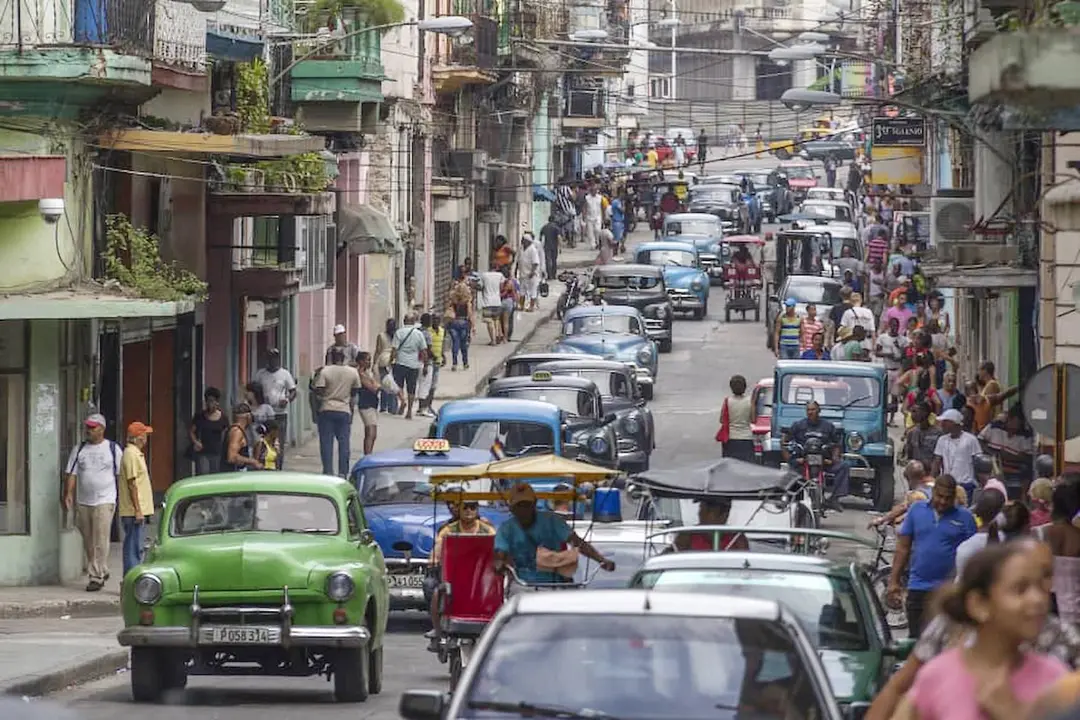 Los autos de origen norteamericano, con m&aacute;s de 60 a&ntilde;os de explotaci&oacute;n, siguen transportando pasajeros en La Habana. / Rolando Pujol.