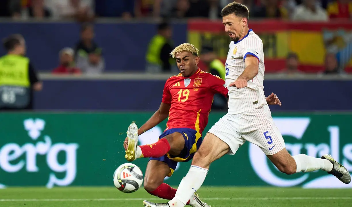 Lamine Yamal y Clement Lenglet. /  @sefutbol