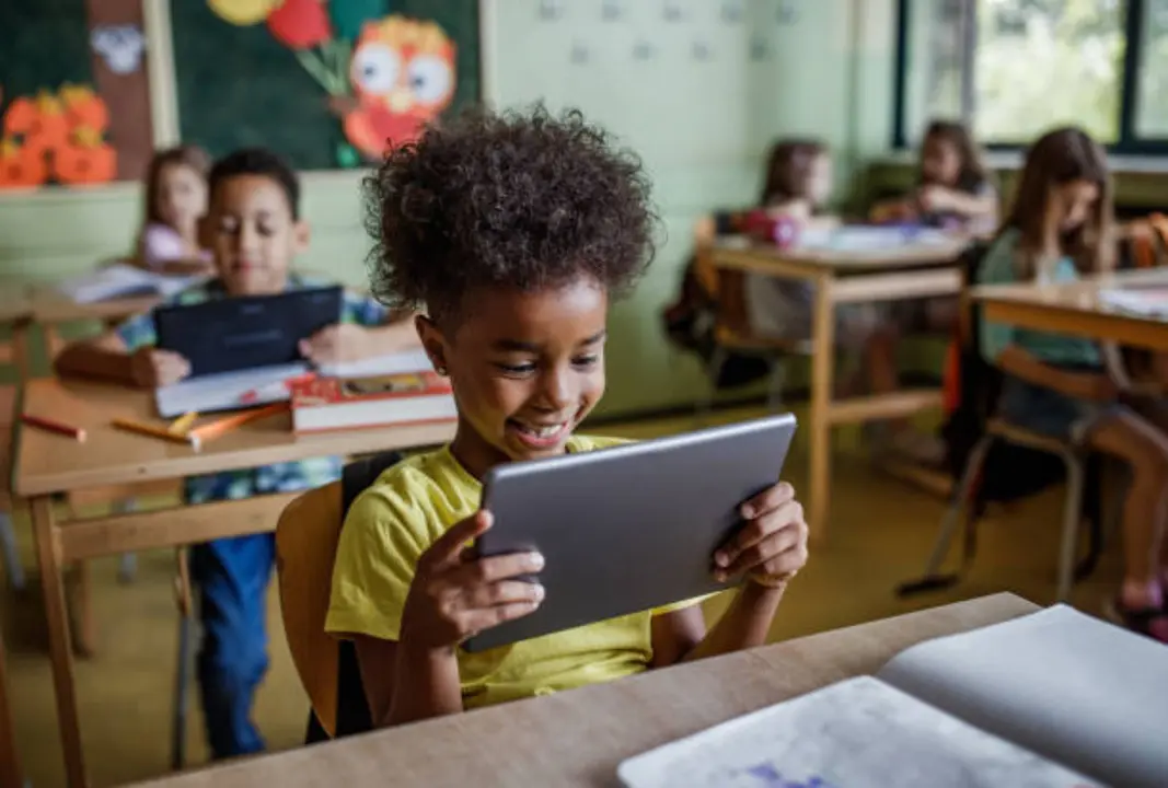Ni&ntilde;os con sus pantallas. / iStock.