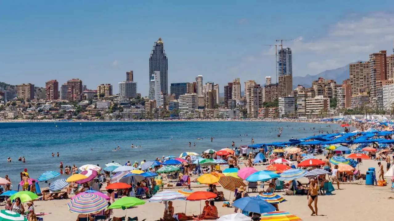 Turistas en la playa. / RR. SS.