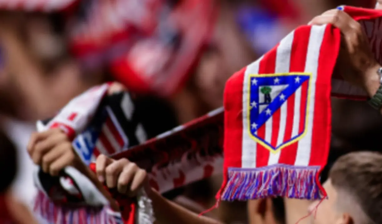 Una bufanda con el escudo del Atl&eacute;tico de Madrid. /  www.atleticodemadrid.com