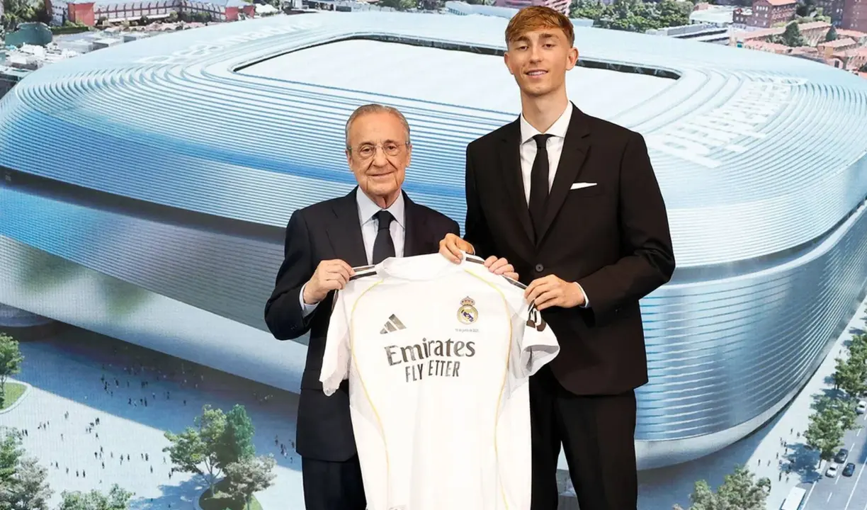 Florentino P&eacute;rez y Dean Huijsen. / www.realmadrid.com