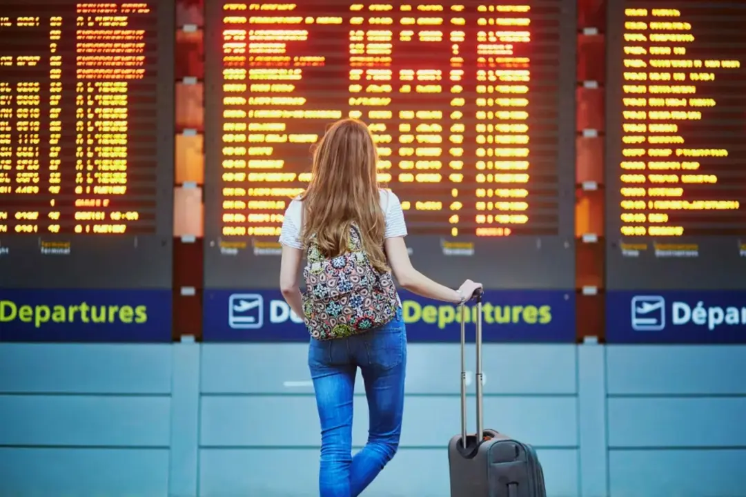 Una mujer en el aeropuerto. / RR. SS.