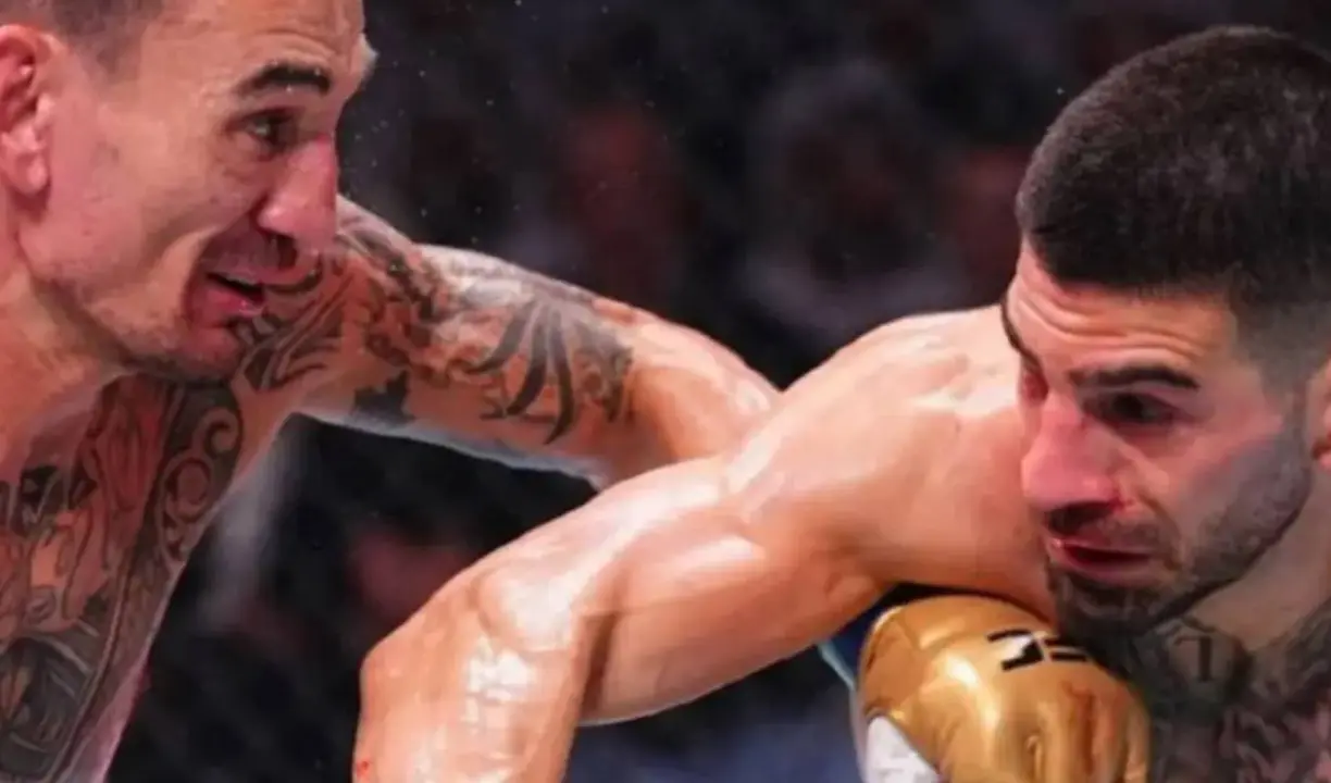 Max Holloway e Illia Topuria durante el combate que ambos protagonizaron. / @blessedmma