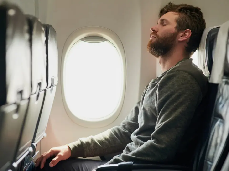 Un hombre con miedo a viajar. / RR. SS.