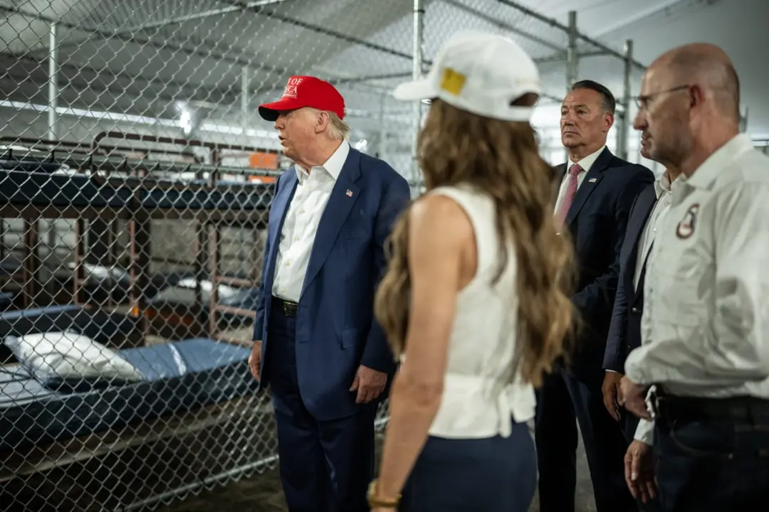 El presidente de EE UU Donald Trump y la secretaria de Seguridad Nacional Kristi Noem visitan el centro de detenci&oacute;n de migrantes Alligator Alcatraz, en Florida. / White House