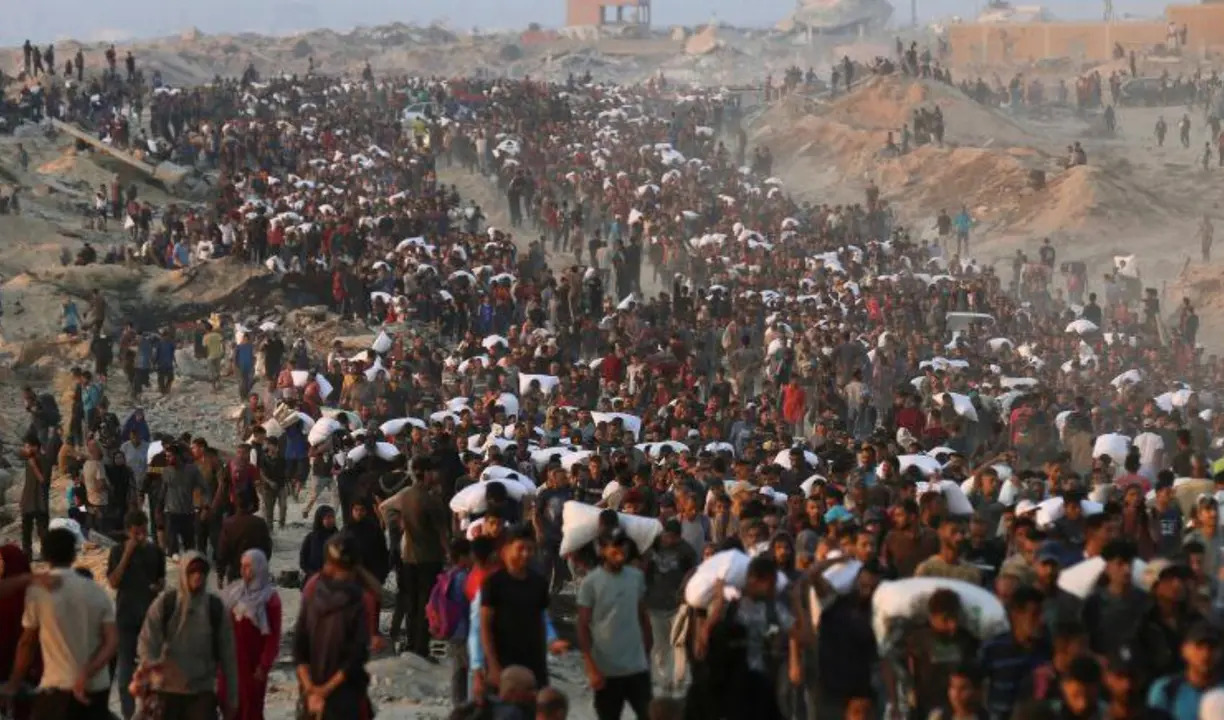 Gazat&iacute;es retiran ayuda humanitaria. / X.