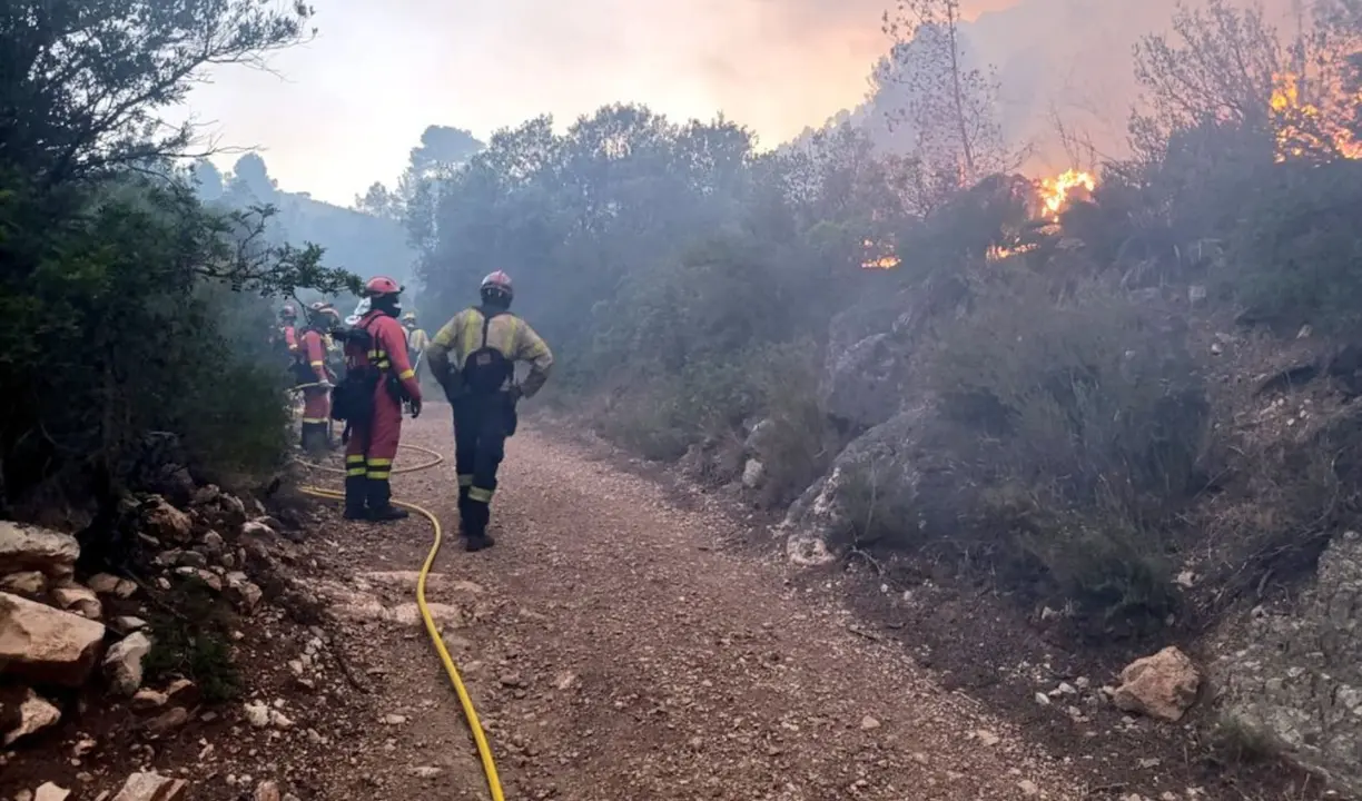 Bomberos se enfrentan a los incendios en Tarragona. / @UMEgob.