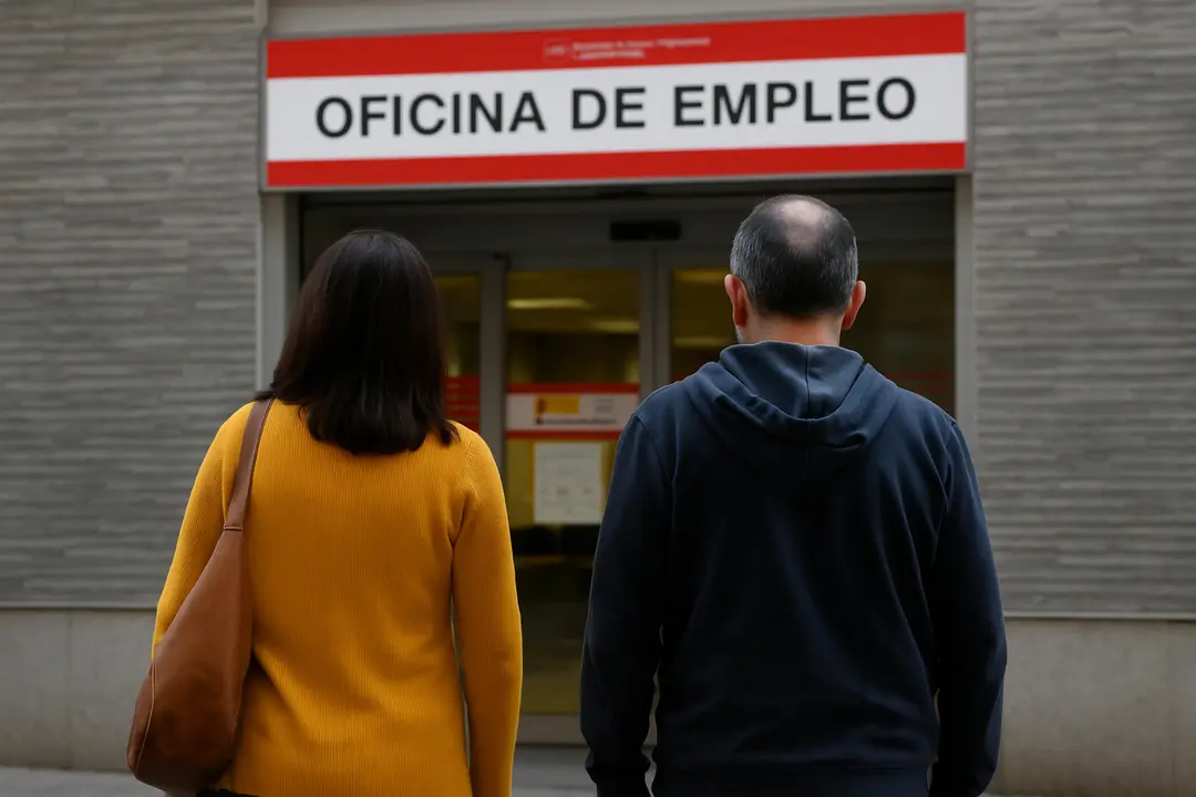 Dos personas frente a una oficina de empleo. / Mundiario.