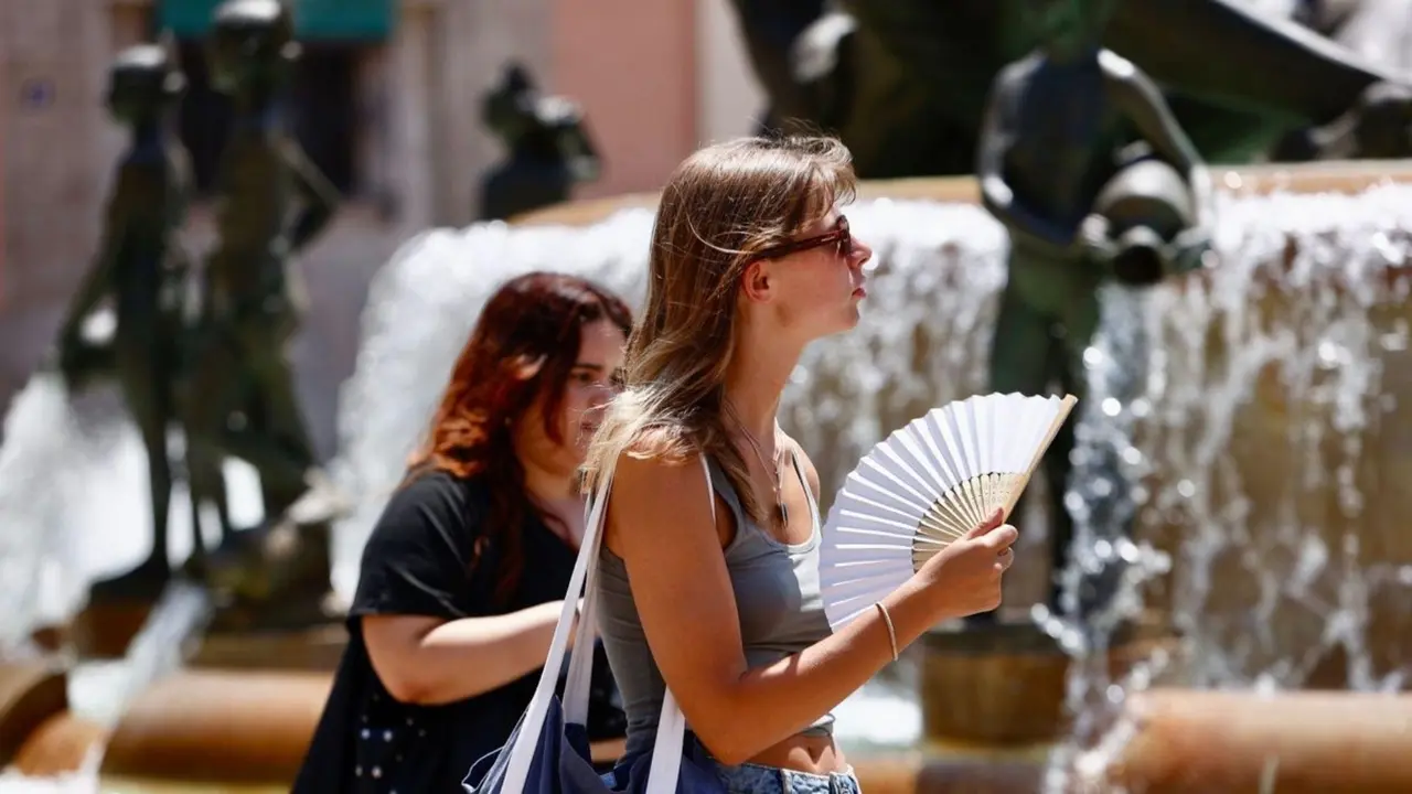 Unas mujeres con calor. / RR. SS.