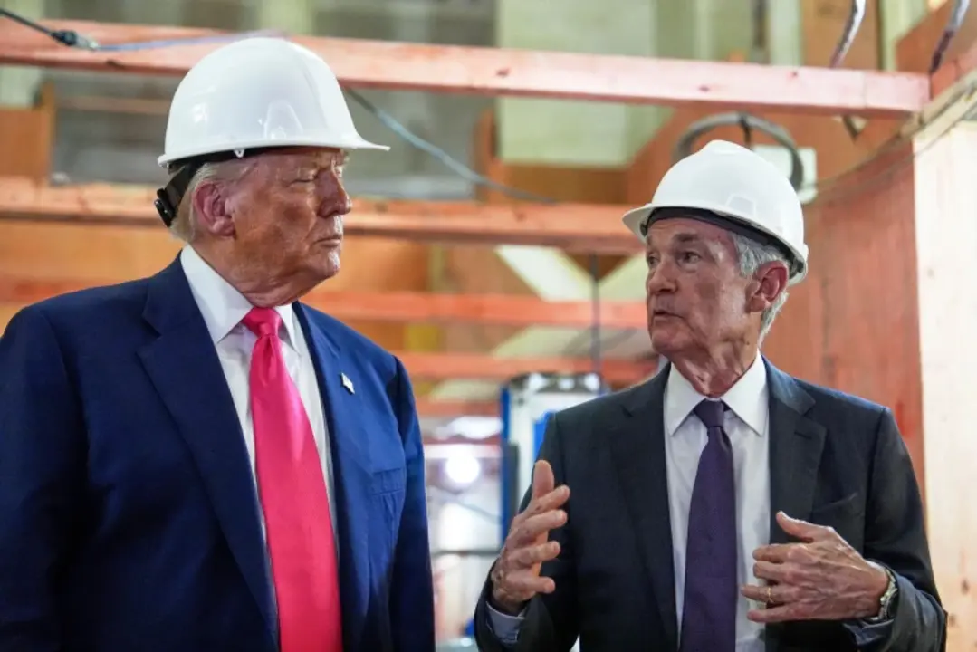 Donald Trump y Jerome Powell, este jueves en las obras de renovaci&oacute;n de la Reserva Federal en Washington. / RR. SS.
