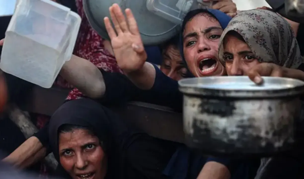 Un grupo de personas suplica por comida en Gaza. / Unicef